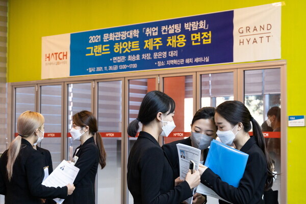 국무조정실은 30일 청년정책 전담부서 관계차관회의를 개최하고 청년의 삶에 걸림돌로 작용해 온 과제를 발굴해 채용, 취창업 기회 확대 등 4개 분야 17건의 청년 제도개선 방안을 발표했다. 사진은 전주대 취업 컨설팅 박람회 모습. 사진=전주대 제공 