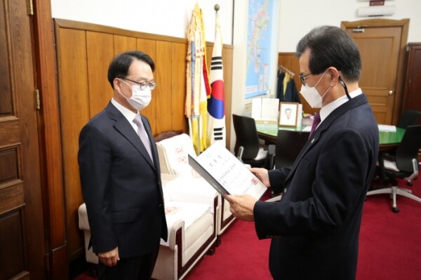 공병영(왼쪽) 7대 충북도립대 총장이 임용장을 받고 있다.