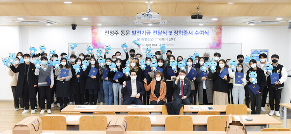 진정주 약사와 약학대학 관계들이 동문 발전기금 기탁식을 갖고 기념촬영을 하고 있다. 사진=중앙대 제공