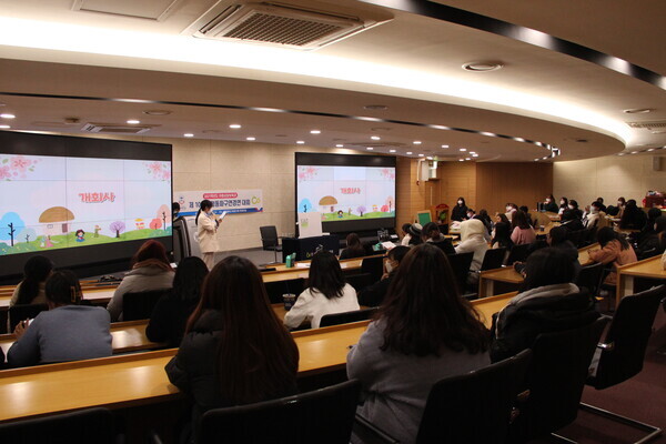 경복대 아동상담보육과는 지난 24일 '제10회 인형동화 구연 경연대회'를 개최했다. 아동상담보육학과 학생들이 인형동화 구연을 하고 있다. 사진=경복대 제공