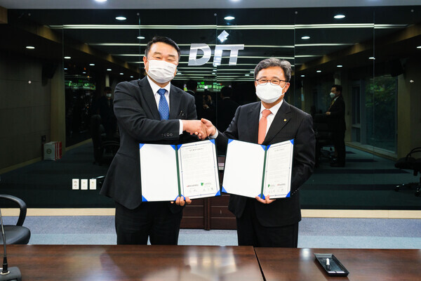 전호환(오른쪽) 동명대 총장과 김영도 동의과학대 총장이 공유 협력 활성화 협약 체결 후 악수를 하고 있다. 사진=동명대 제공