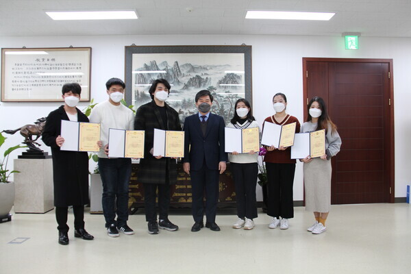 이문연(왼쪽에서 네 번째) 세방학원, 호천학술장학재단 이사장과 서일대 학생 6명이 호천학술장학재단 장학금 수여식에서 기념촬영을 하고 있다. 사진=서일대 제공