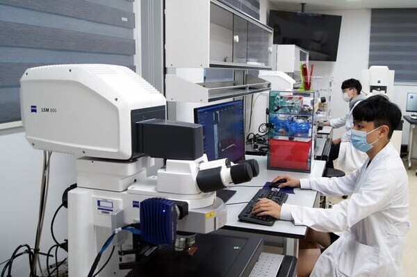 올해 직업계고 졸업자의 취업률은 55.4%로 전년 보다 4.7%포인트 증가했다. 산업수요맞춤형고인 마이스터고의 취업률이 75.0%로 가장 높았고, 특성화고는 53.4%였다. 직업계교 취업자가 12개월 후까지 취업자 자격을 유지하는 비율인 2차 유지 취업률은 65%로 집계됐다. 사진은 한국나노마이스터고 학생들의 실습 모습. 사진=경남도교육청 제공