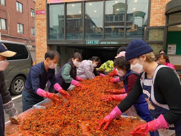 삼육보건대 교직원과 학생들이 김장 나눔 봉사를 실시해 김장김치 5kg과 라면 1박스를 면목동 지역 저소득층 50가구에 전달했다. 사진은 김장을 하고 있는 삼육보건대 교직원과 학생들. 사진=삼육보건대 제공