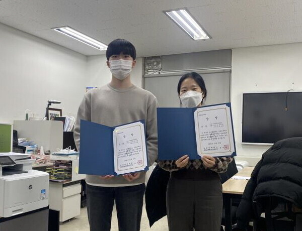 최근 성균관대 공학교육혁신선도센터 주관으로 진행된 ‘지능정보 CONNECT 창의연구 경진대회’에서 은상을 받은 인천대 AI&U팀원들이 상장을 들고 기념촬영을 하고 있다. 사진=인천대 제공