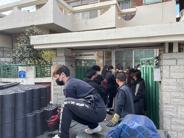 지난 3일 군산대는 연탄봉사활동을 진행했다. 봉사활동에 참여한 군산대 교직원과 학생들이 거동이 어려우신 분들을 위해 차에서 직접 연탄을 옮기고 있다. 사진=군산대 제공