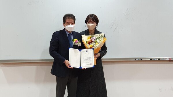 지난 4일 한국물류학회와 한국유통경영학회 2021년도 동계 공동학술발표대회 및 제22회 물류정책포럼에서 인천대 마진희(오른쪽) 교수가 물류학술상을 수상하고 기념사진을 촬영하고 있다.  사진=인천대 제공