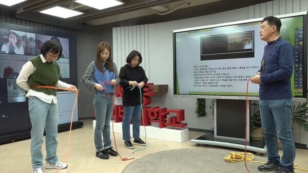 줌(ZOOM)과 유튜브를 통해 열린  세종사이버대 ’아이들과 함께하는 숲 밧줄 전래놀이‘ 특강 모습. 사진=세종사이버대 제공