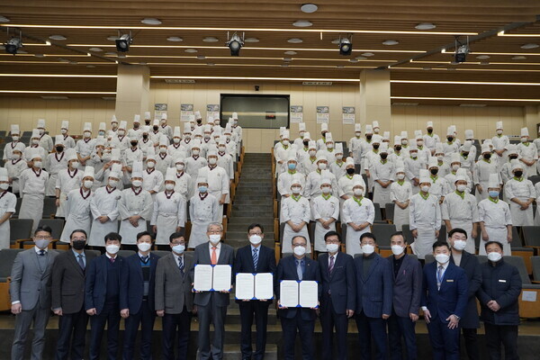 청운대와 해륜개발 관계자들, 한국글로벌셰프고 학생들이 협약 체결 후 한 자리에 모여 기념촬영하고 있다. 사진=청운대 제공