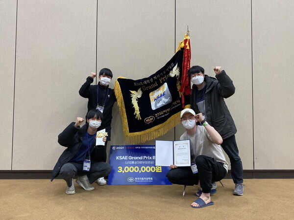 한밭대 자작차 동아리 Team miracle 학생들이 우승기를 배경으로 기념촬영하고 있다. 사진=한밭대 제공