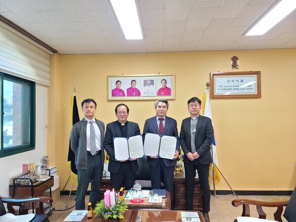 가톨릭관동대는 지난 2일 천주교 수원교구 산하 안법고등학교와 교육활동 협력에 관한 협약을 체결했다. 김덕현(오른쪽에서 두 번째) 가톨릭관동대 총장과 최인각 안법고등학교 교장이 협약서를 들고 기념촬영을 하고 있다. 사진=가톨릭관동대 제공