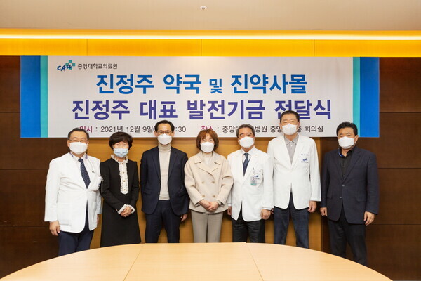 약사 인플루언서로 활동 중인 중앙대 약학대학 동문 진정주(가운데)씨와 중앙대, 중앙대광명병원 관계자 등이 9일 열린 발전기금 전달식에서 기념촬영을 하고 있다. 사진=중앙대 제공