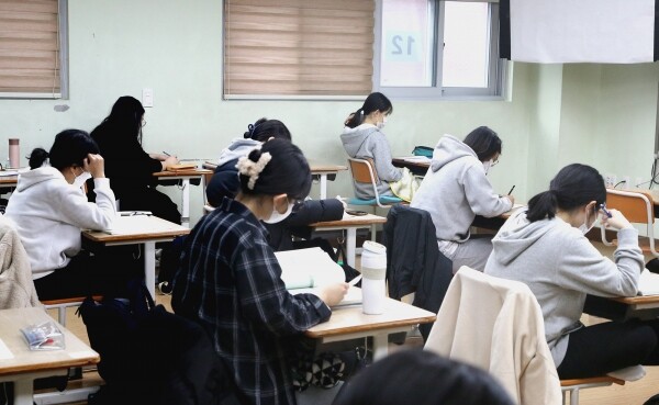 지난달 18일 2022학년도 대학수학능력시험을 치르는 수험생들이 대전 도안고 시험장에서 시험을 준비하고 있다. 사진=대전시교육청 제공