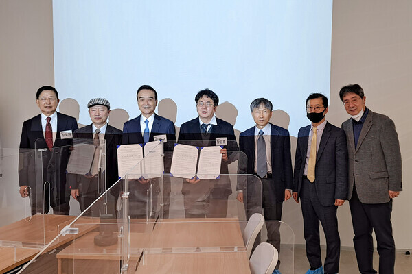 장순흥(왼쪽에서 네 번째) 한동대 총장과 이병구(〃 세 번째) 네패스 회장 등 양기관 관계자들이 반도체 계약학과를 신설하기로 합의하고 협약서를 펼쳐보이고 있다. 사진=한동대 제공