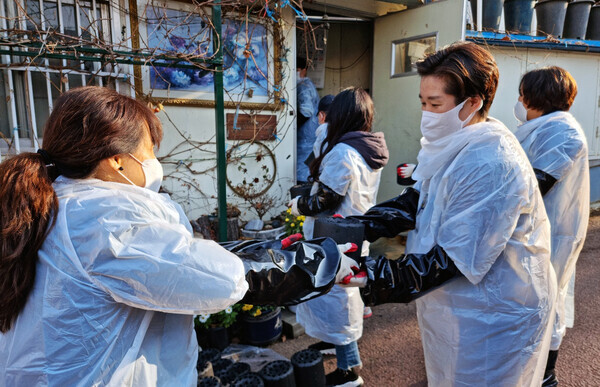 인천대 교직원봉사단이 지난 8일 미추홀구 학익동 일대에서 ‘사랑의 연탄나눔’ 봉사활동을 실시하고 있다. 사진=인천대 제공