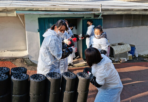 인천대 교직원봉사단이 지난 8일 미추홀구 학익동 일대에서 ‘사랑의 연탄나눔’ 봉사활동을 실시하고 있다. 사진=인천대 제공
