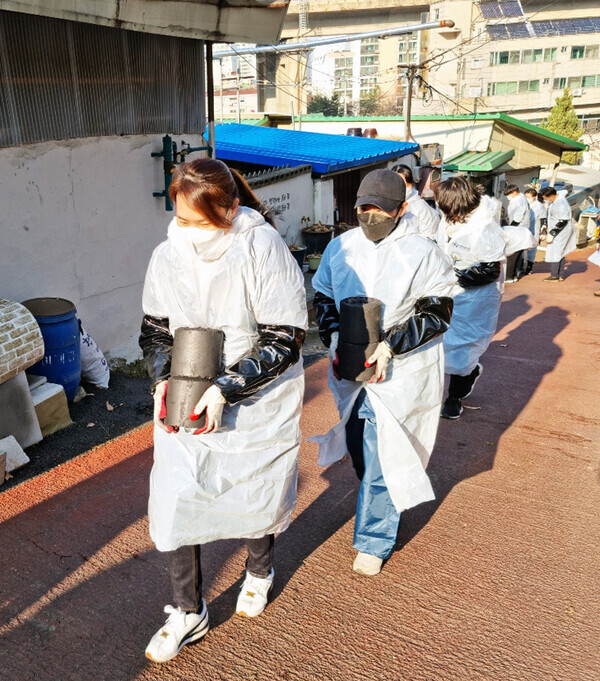 인천대 교직원봉사단이 지난 8일 미추홀구 학익동 일대에서 ‘사랑의 연탄나눔’ 봉사활동을 실시하고 있다. 사진=인천대 제공