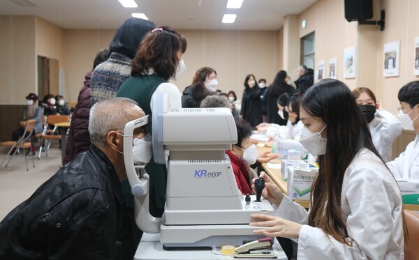‘사랑의 안경 나눔’ 봉사활동으로 어르신의 눈을 검사하고 있는 경동대 안경광학과 학생. 사진=경동대 제공