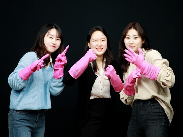 '기후 위기 대응 자원봉사 아이디어·사례 공모전' 실천사례 부문 대상을 수상한 가톨릭대 꿈부기팀. (왼쪽부터) 기세빈, 권효정, 김민형 씨. 사진=가톨릭대 제공