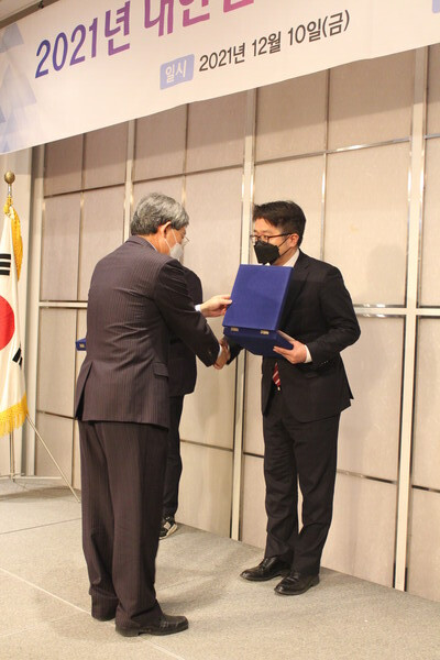 지난 10일 서훈철 연암공대 전기전자공학과 교수는 '2021년 젊은 연구자 학술대상'에서 수상을 했다. 서 교수가 상을 수상하는 모습. 사진=연암공대 제공