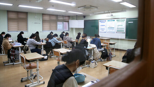 대학수학능력시험 생명과학Ⅱ 과목 성적이 15일 통지된다. 성적 통지가 당초 17일에서 이틀 앞당겨졌지만 2022학년도 정시모집 일정은 변경 없이 진행된다. 사진은 