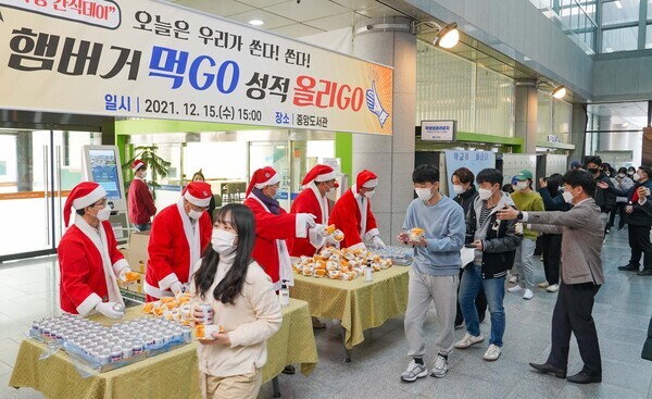 민영돈 조선대 총장과 대학 관계자들이 기말고사를 맞은 학생들을 응원하며 햄버거와 음료를 나눠주고 있다. 사진=조선대 제공