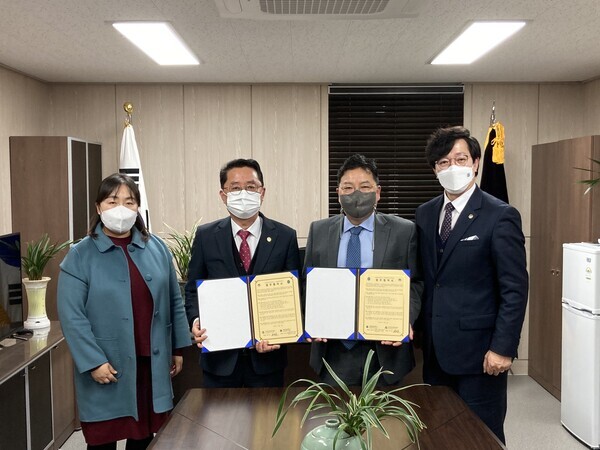 가톨릭관동대 경찰행정학부와 한국법무보호복지공단 관계자들이 업무협약을 체결하고 기념촬영을 하고 있다. 사진=가톨릭관동대 제공