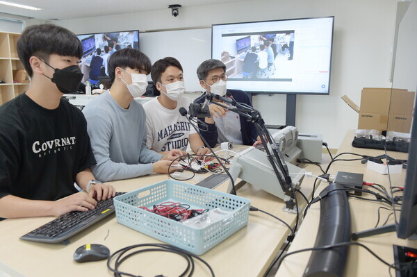 순천향대 학생들이 3-Way O2O 하이브리드 수업에 참여하고 있다. 사진=순천향대 제공