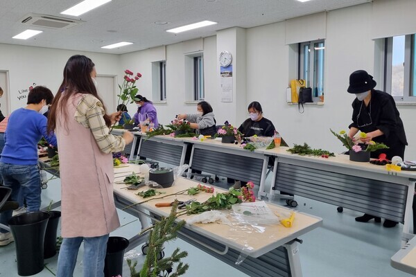 ‘플로리스트 자격 취득’을 위한 연암대 평생직업교육과정에 참여 중인 교육생들. 사진=연암대 제공