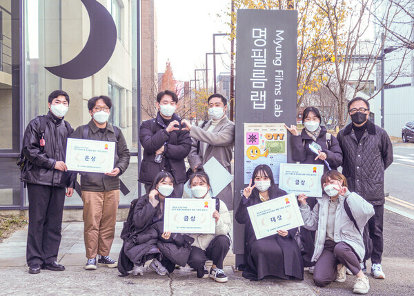 ‘Work in the Field: OTT 트랜드에 최적화된 영화 기획안 공모전’ 본선에 진출한 인하대 문화콘텐츠문화경영학과 학생들이 영화제작사 ‘명필름’에서 기념촬영했다. 사진=인하대 제공