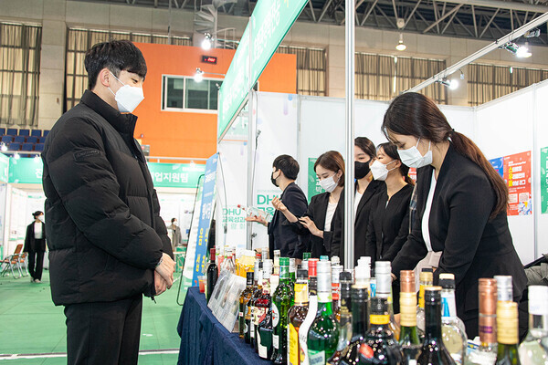 대구한의대 호텔관광학전공이 DNeA비교과프로그램 우수성과 공유·체험을 위해 마련한 칵테일 시연 체험부스의 모습. 사진=대구한의대 제공