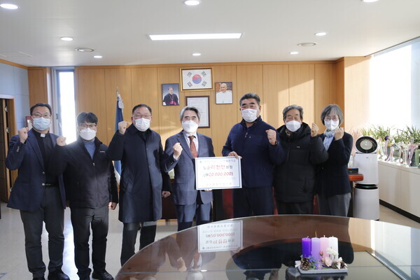 가톨릭관동대와 강릉 내곡동발전협의회 관계자들이 대학발전기금 전달식에서 파이팅을 외치고 있다. 사진=가톨릭관동대 제공