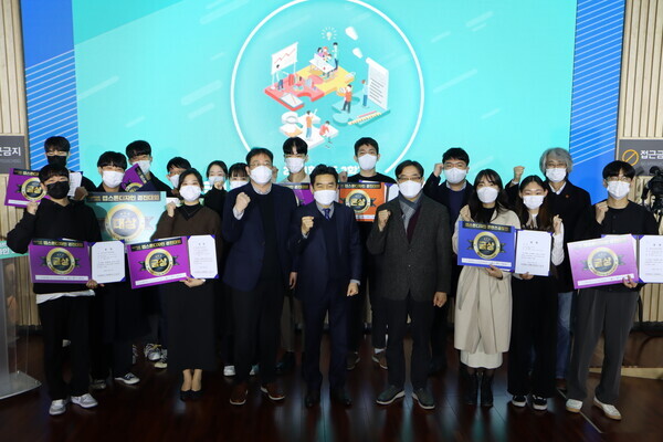 전북대 캡스톤디자인 경진대회 시상식 후 수상자들이 파이팅을 외치고 있다. 사진=전북대 제공