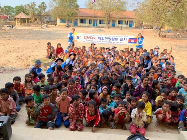 가톨릭상지대 학생들의 캄보디아 해외현장활동 모습. 사진=가톨릭상지대 제공