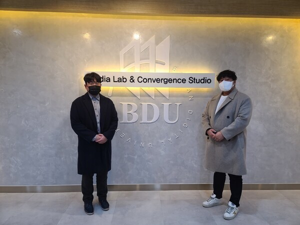 2021 소외계층을 위한 인공지능(AI) 활용 아이디어 공모전에서 대상을 받은 동서대 대학원 컴퓨터공학과 박사과정 서지윤(왼쪽) 씨와 부산디지털대 컴퓨터공학과 이영진 씨. 사진=동서대 제공