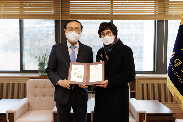 오세정(왼쪽) 서울대 총장과 장미덕 후원자가 감사패를 들고 기념촬영을 하고 있다. 사진=서울대 제공