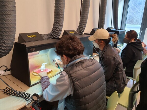 계원예술대가 지난 22일 진행한 3D프린팅 후가공 교육 프로그램 참가자가 3D프린팅을 활용해 작품을 제작하고 있다. 사진=계원예술대 제공