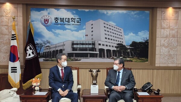 이호영(왼쪽) 창원대 총장과 김수갑 충북대 총장이 전국 국·공립대 총장협의회 향후 운영과 발전방향 등에 대해 논의하고 있다. 사진=창원대 제공