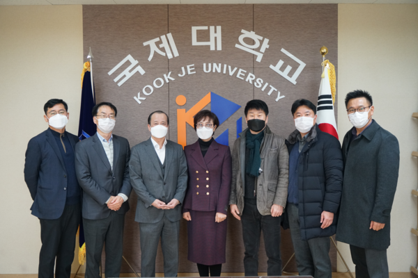 국제대 대학발전위원회 전·현 회장단 등 관계자들이 대학발전을 위한 간담회에 참석해 기념촬영을 하고 있다. 사진=국제대 제공