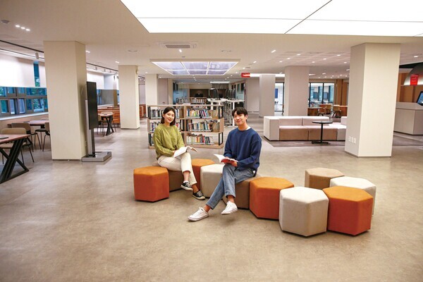 2022 대한민국 우수 교육시설 공모전에서 우수상을 수상한 대구가톨릭대 중앙도서관 내부 모습. 사진=대구가톨릭대 제공