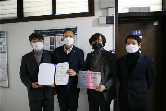 이기만 순천대 교수 연구팀과 이광열(왼쪽에서 두 번째) 두산중공업 전무 등 관계자들이 '두산중공업 차세대 가스터빈 기술협력 연구실' 현판식을 갖고 기념촬영을 하고 있다. 사진=순천대 제공