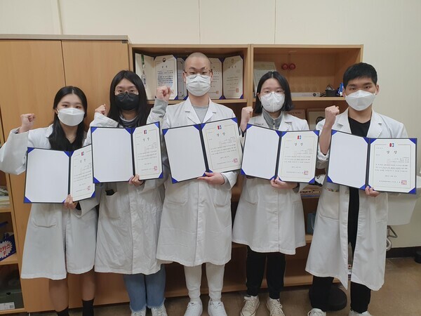 한국과학창의재단 학부생 연구 프로그램 '우수상'을 수상한 선문대 수산생명의학과 학생들. 사진=선문대 제공