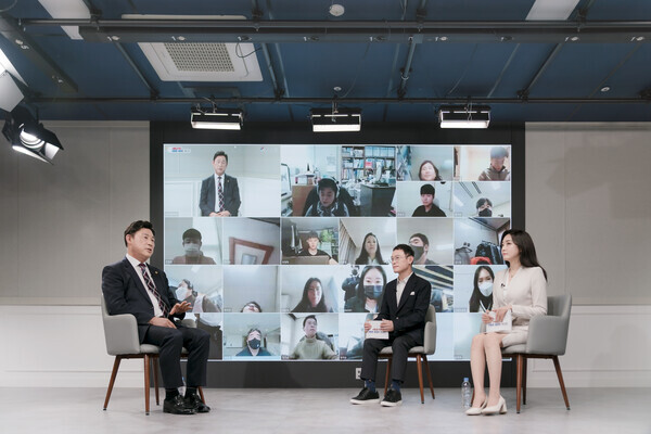 이동훈 서울과기대 총장이 5일 쌍방향 소통형 온라인 생방송 '서울과기대 이동훈 총장을 만나'를 통해 학부모, 대학 구성원들과 소통의 시간을 갖고 있다. (왼쪽부터) 이 총장, 방송인 노정렬, 김지유 아나운서. 사진=서울과기대 제공