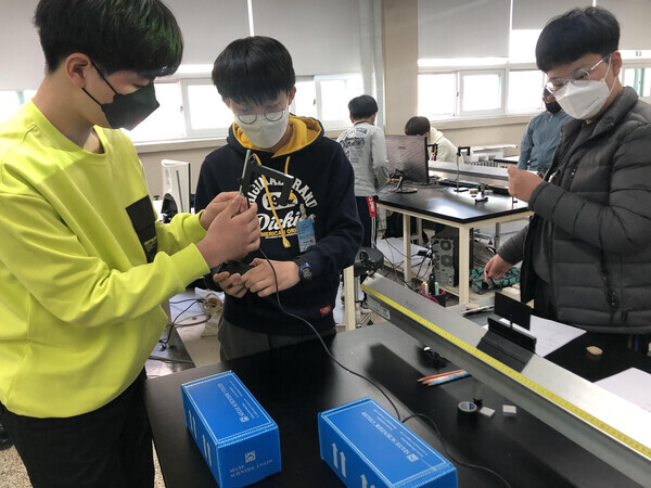 가천대 과학영재교육원 학생들이 전자기유도 실험을 하고 있다. 사진=가천대 제공