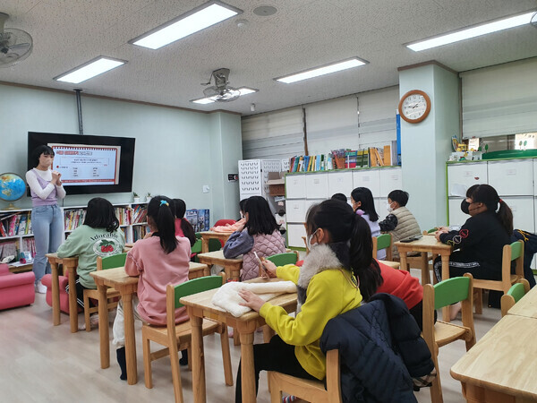 수원여대 식품영양과 전공 봉사동아리 도담도담 학생들이 경기 의왕시 왕곡초등학교에서 초등학생들을 대상으로 영양·위생교육을 하고 있다. 사진=수원여대 제공