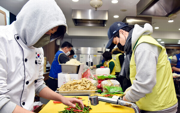 국제로타리 3690지구 회원들과 인천재능대 호텔외식조리과 학생들이 실습실에서 반찬을 만들고 있다. 사진=인천재능대 제공