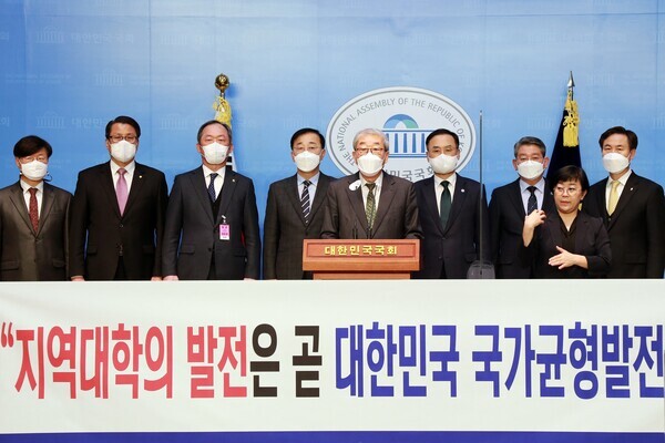 최양희 한림대 총장, 채훈관 유원대 총장, 이우종 청운대 총장, 박맹수 원광대 총장, 민영돈 조선대 총장, 변창훈 대구한의대 총장, 차정인 부산대 총장 등