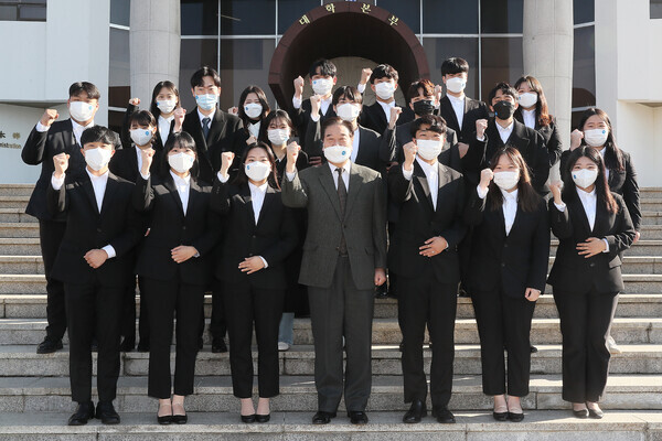 남천현(앞줄 가운데)` 우석대 총장과 제38대 총학생회가 대학본부 앞에서 파이팅을 외치고 있다. 사진=우석대 제공