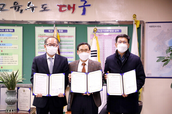  (왼쪽부터)이재용 영남이공대 총장과 김종구 경북기계공고 교장, 정재일 에이치티솔루션 상무가 지난 19일 지역 청년 고용 활성화를 위한 삼자협약을 체결하고 협약서를 펼쳐보이고 있다. 사진=영남이공대 제공