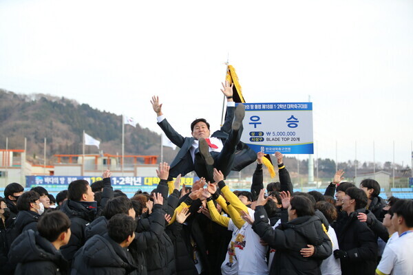 전주대 선수들이 '제18회 1·2학년대학축구대회'에서 우승한 뒤 정진혁 감독을 헹가래하고 있다. 사진=전주대 제공